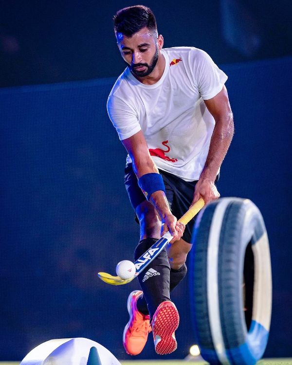 Manpreet Singh playing hockey