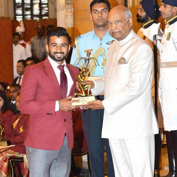 Manpreet Singh receiving the Arjuna Award (2019) from the honourable President of India Ram Nath Kovind