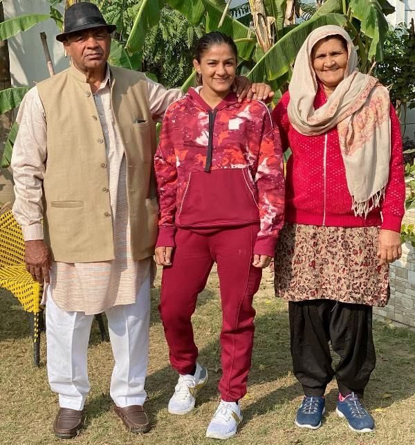 Ritu Phogat with her parents