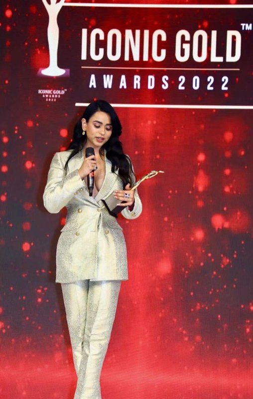 Soundarya Sharma with Iconic Gold Awards 2022