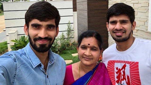 Srikanth Kidambi with his mother and brother