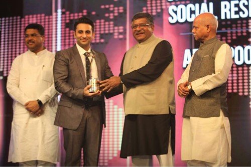 Adar Poonawalla recieving the CNBC Asia's Corporate Responsibility award