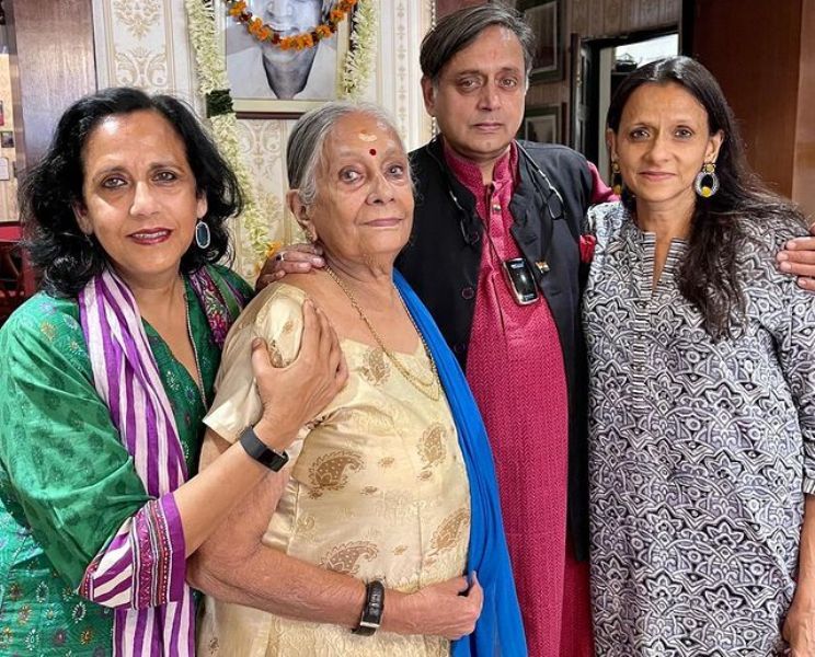 Shashi Tharoor with his mother and sisters