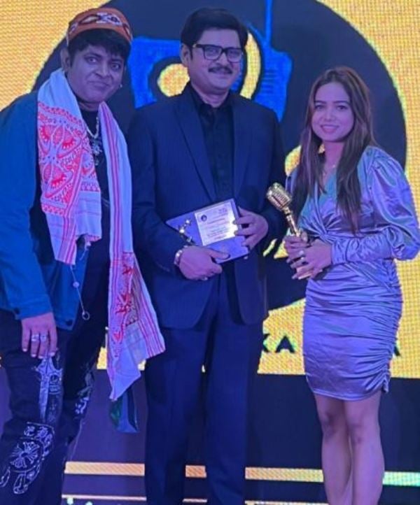 Manisha Rani while receiving an award at Radio Adda Excellence Awards 2022