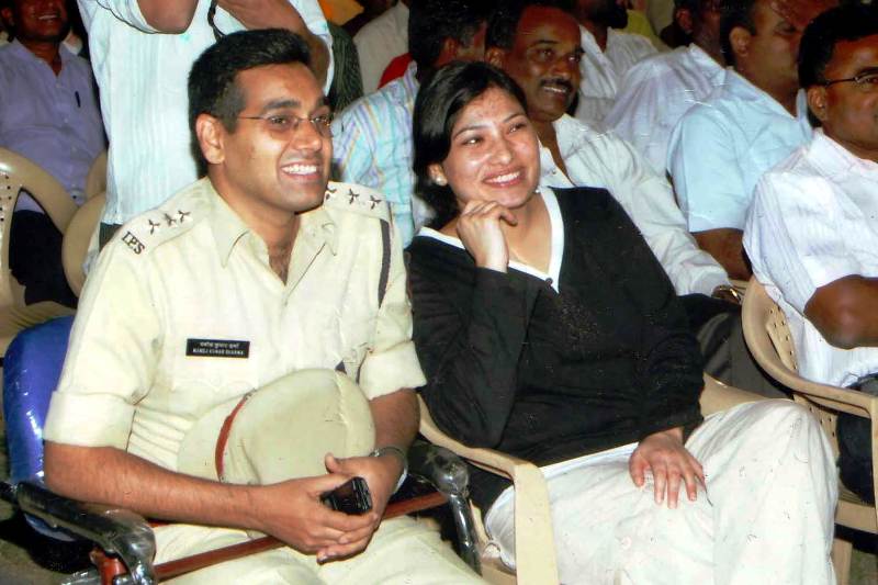 A photo of Manoj with Shraddha taken during younger days