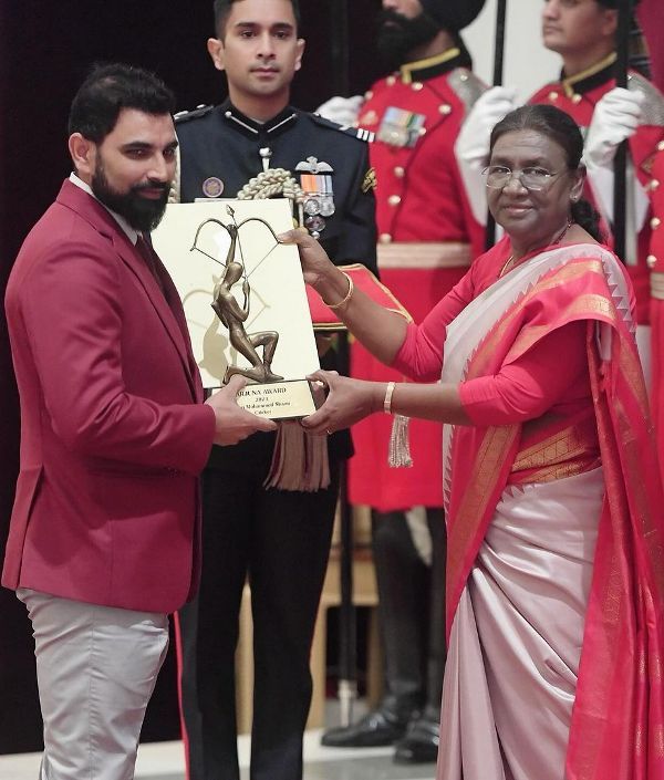 Mohammed Shami while receiving the Arjuna Award from the President of India Droupadi Murmu at Rashtrapati Bhavan, New Delhi