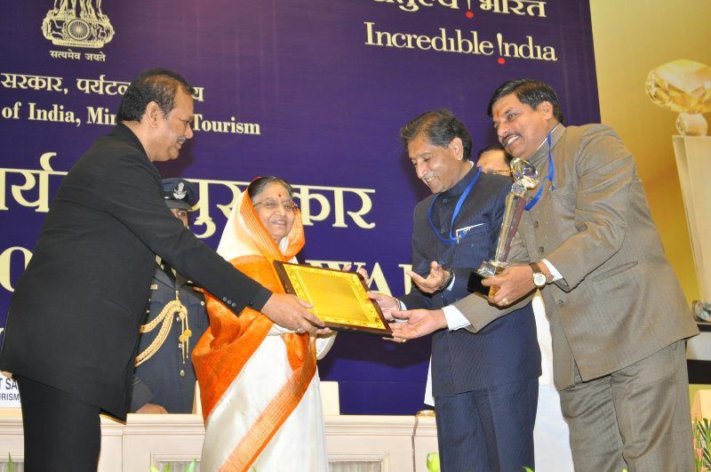 Mohan Yadav receiving the National Tourism Award from the President in 2011