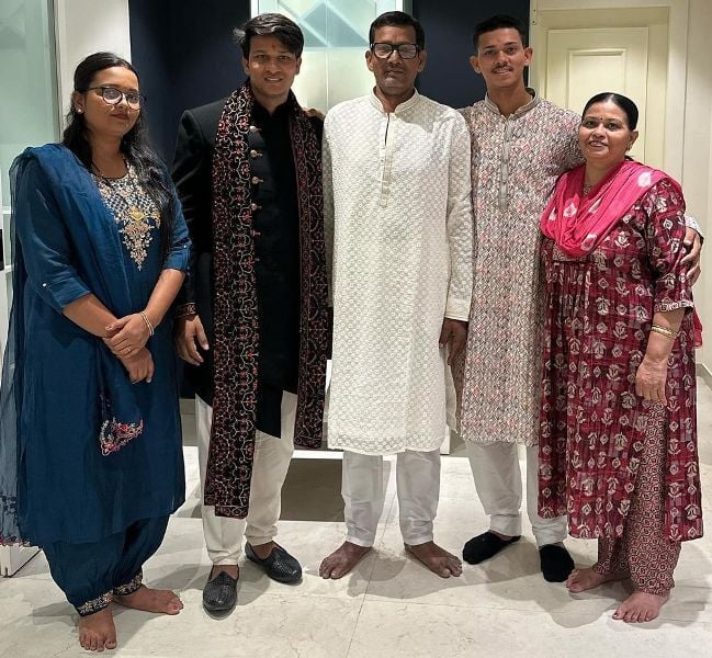 Yashasvi with his father, mother, sister and brother